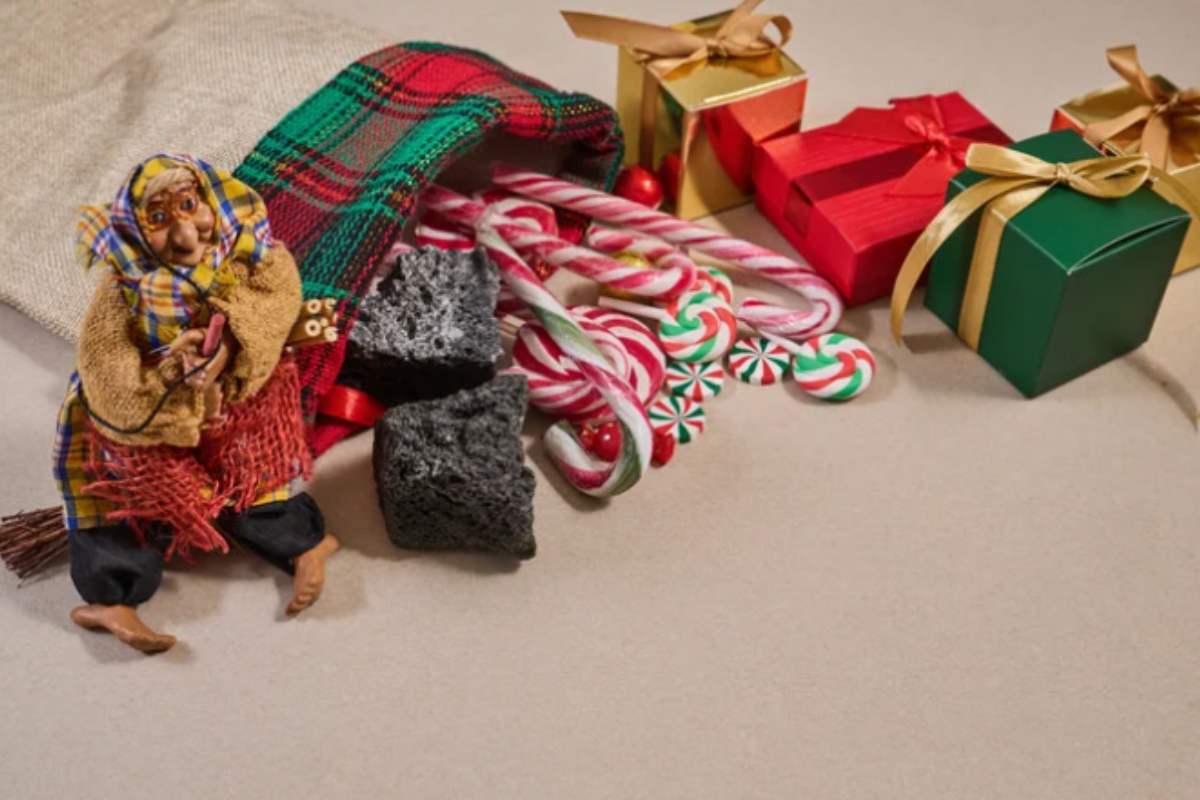 calza della befana con dolci e carbone