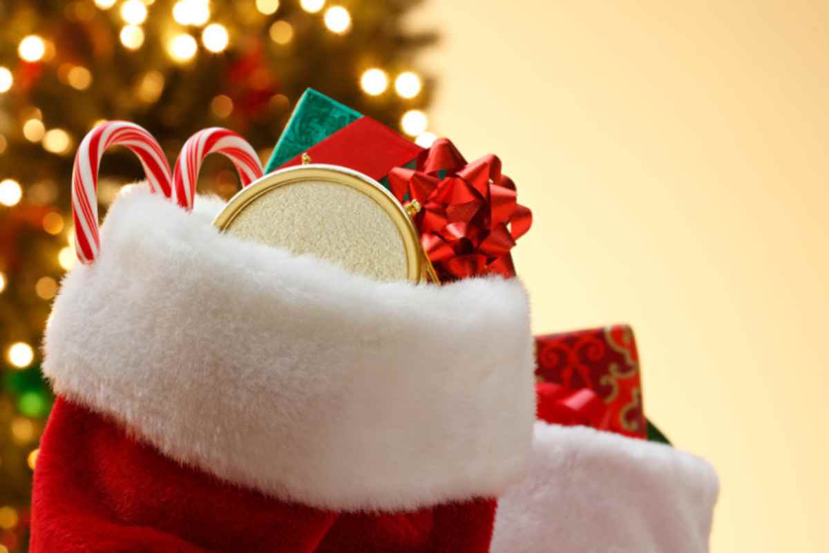 calza della befana con doni e dolciumi