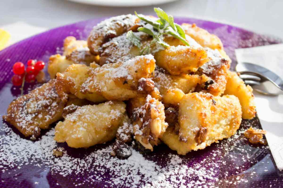 frittata dolce in piatto viola