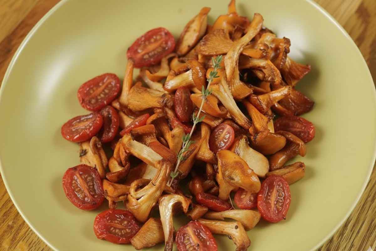piatto di funghi e pomodorini