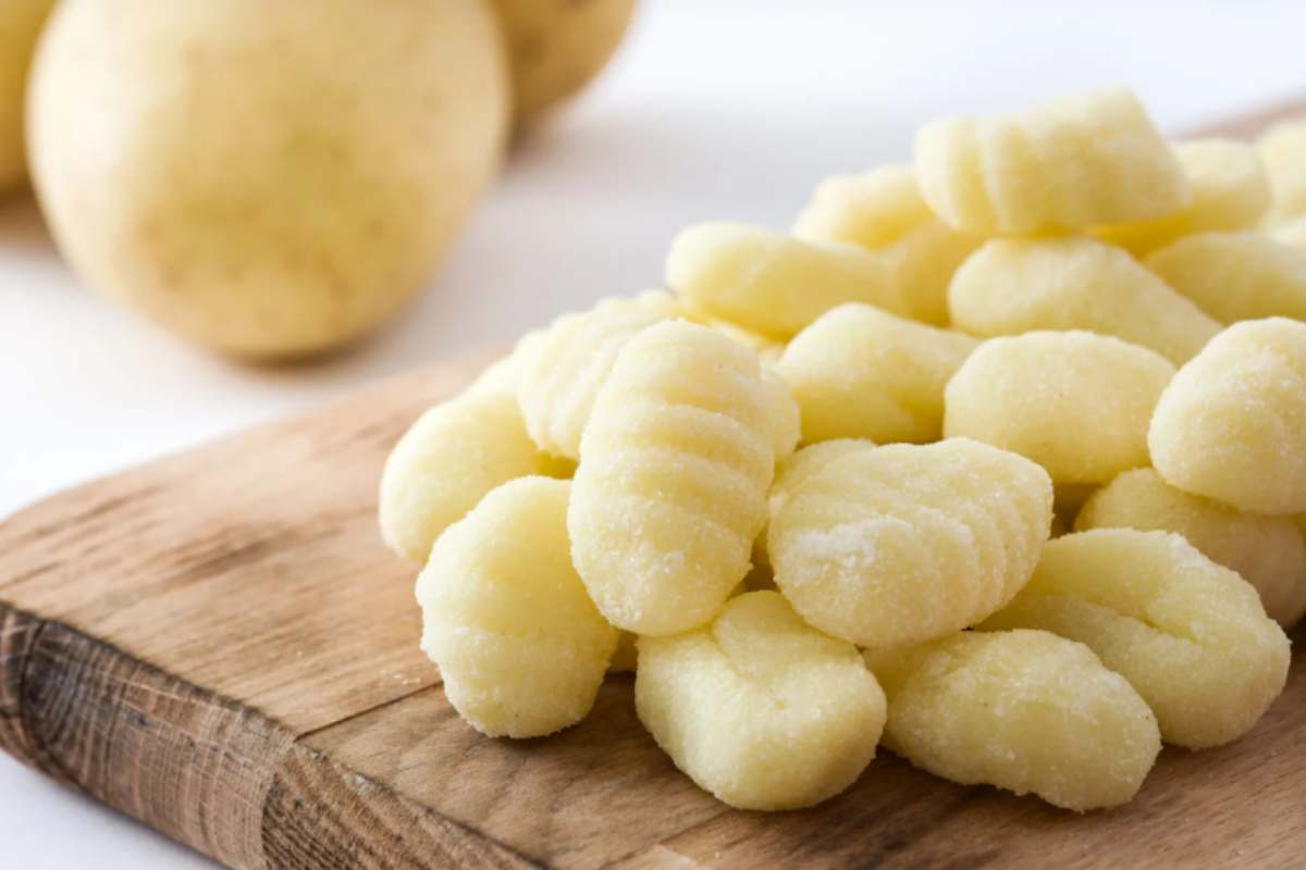 gnocchi di patate su tagliere di legno