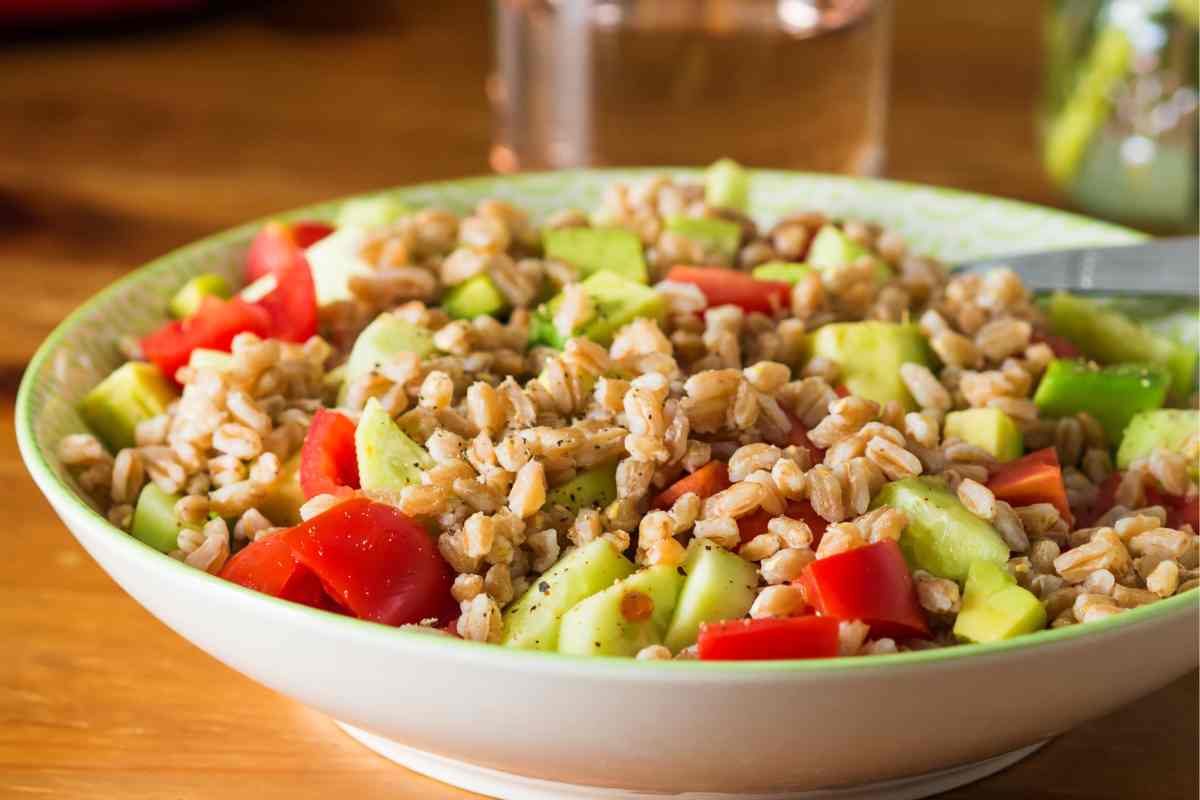 Una ciotola di insalata di farro e avocado