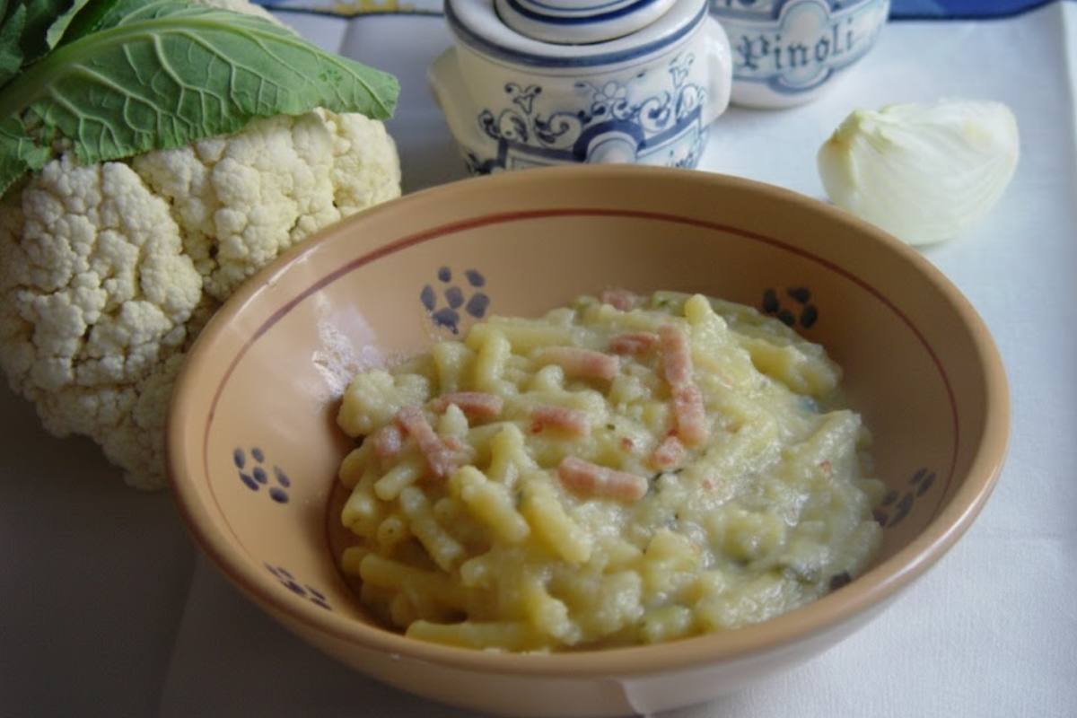 pasta cremosa con cavolfiore, pancetta e mozzarella