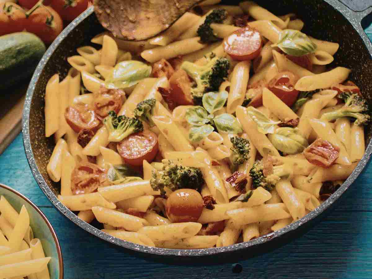 penne con verdure e pomodoro