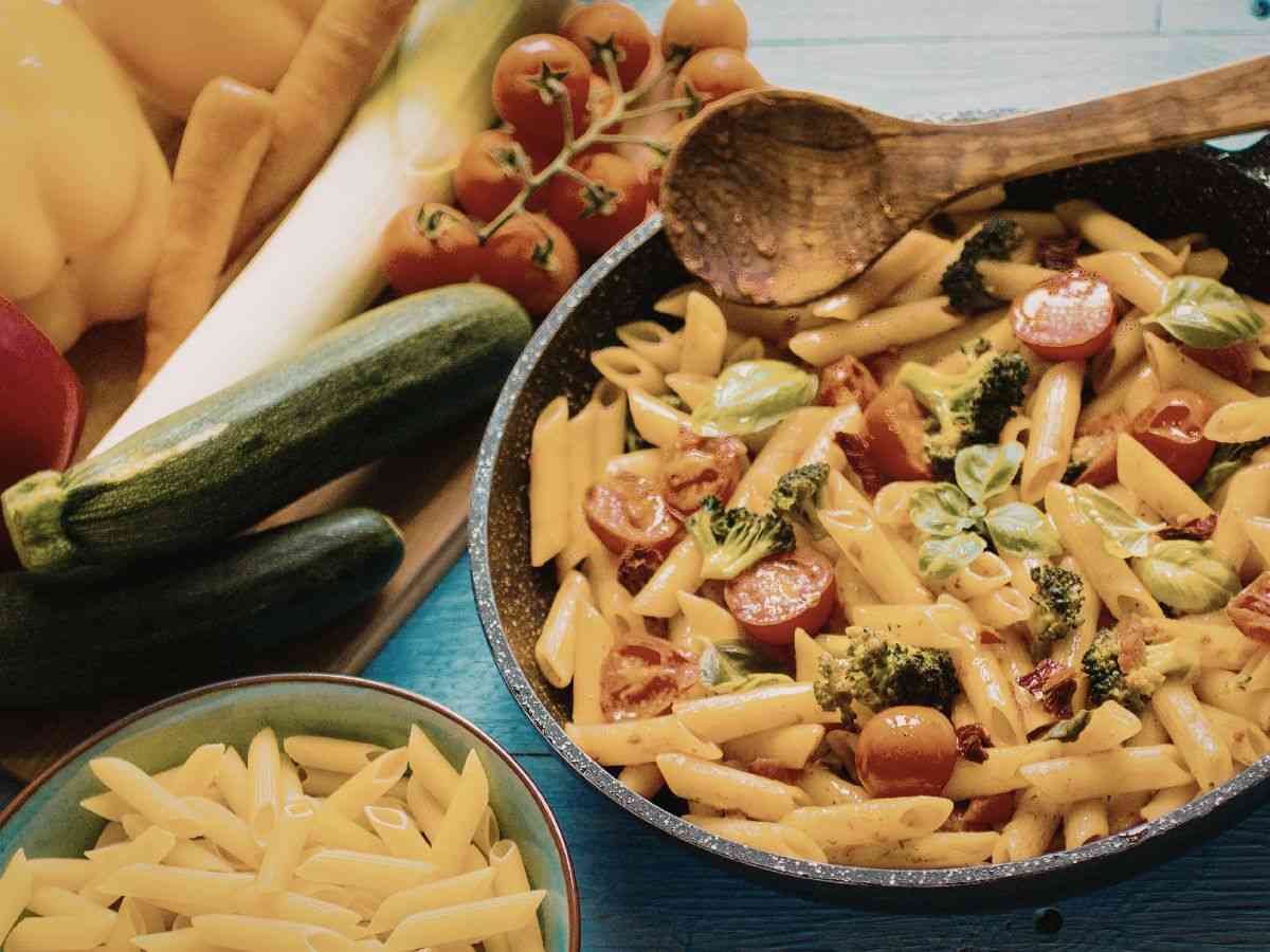 un piatto di penne con verdure