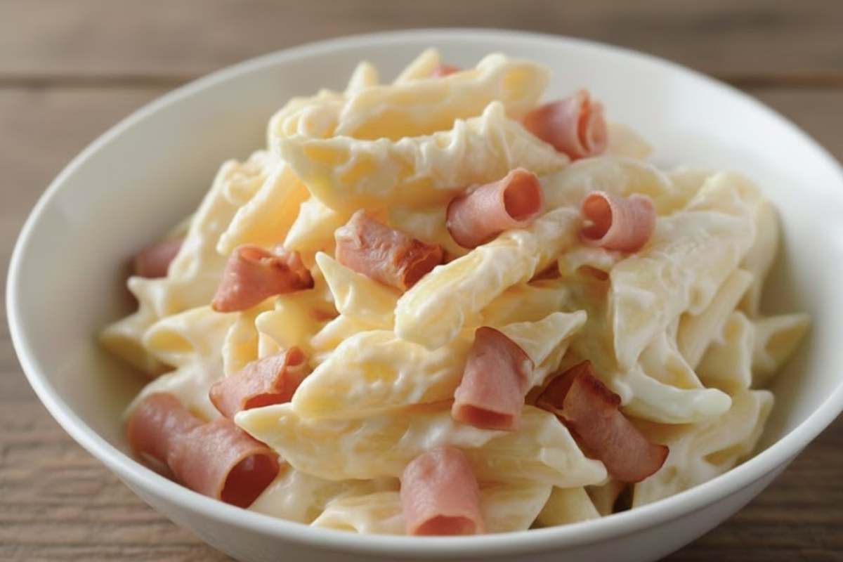 piatto di pasta con panna e mortadella