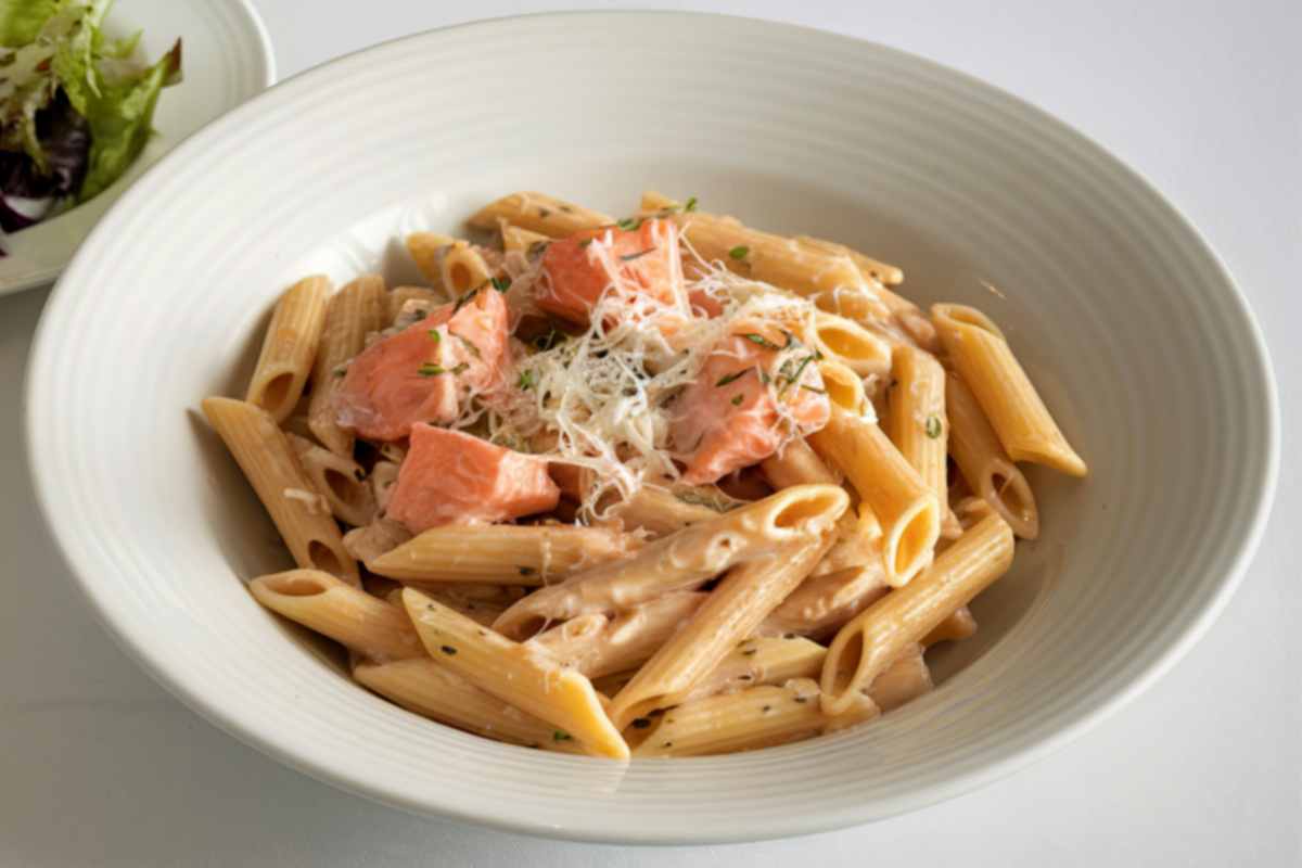 Un piatto di pasta al salmone cremosa