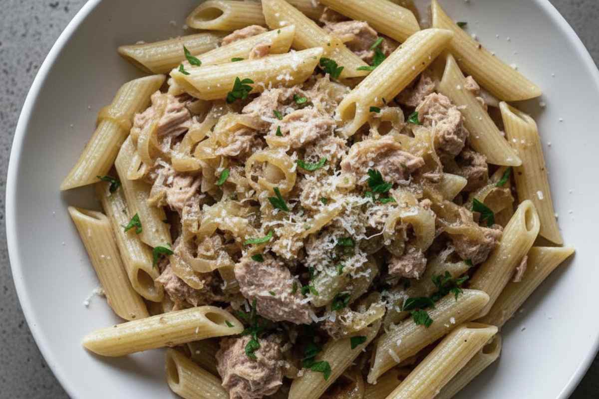 piatto di pasta con tonno e cipolle