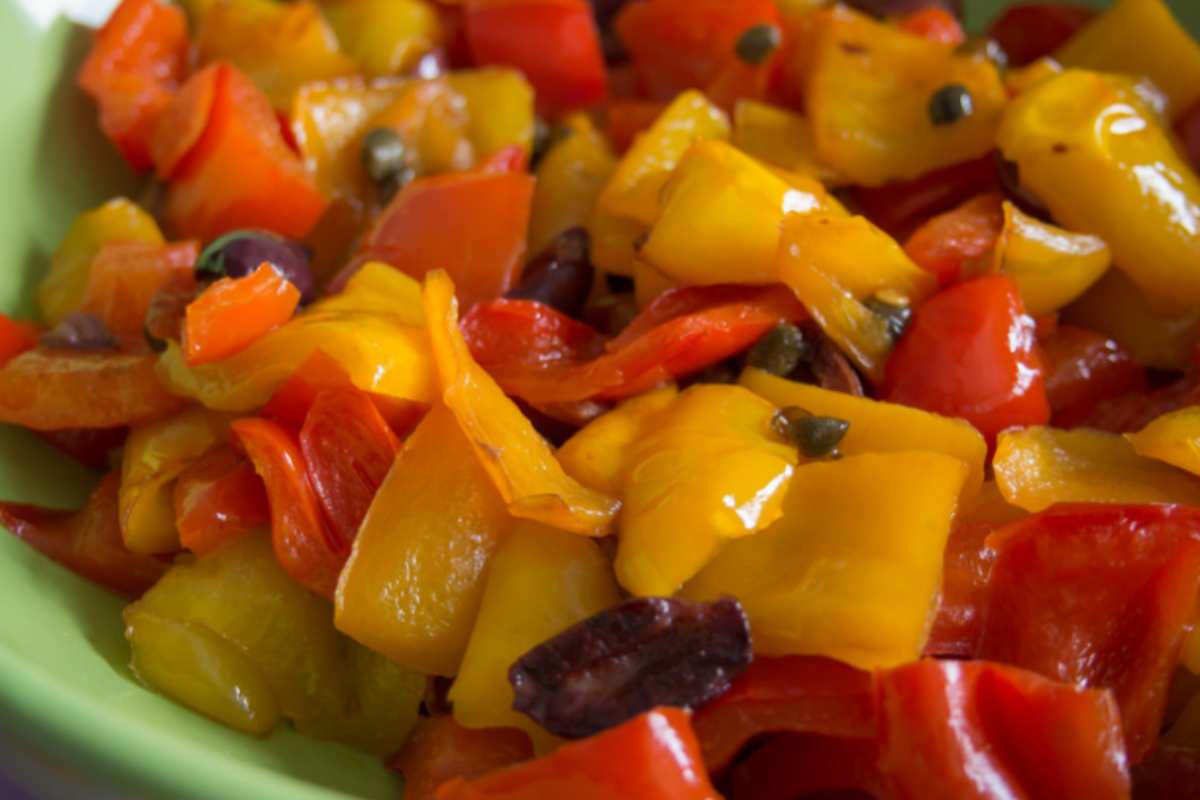 ciotola con peperoni fritti