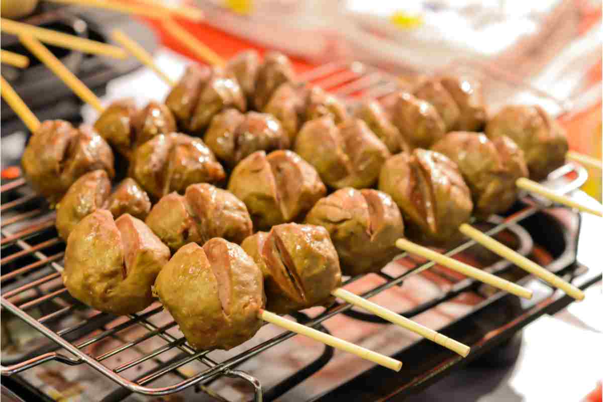 polpette grigliate allo spiedo su una griglia