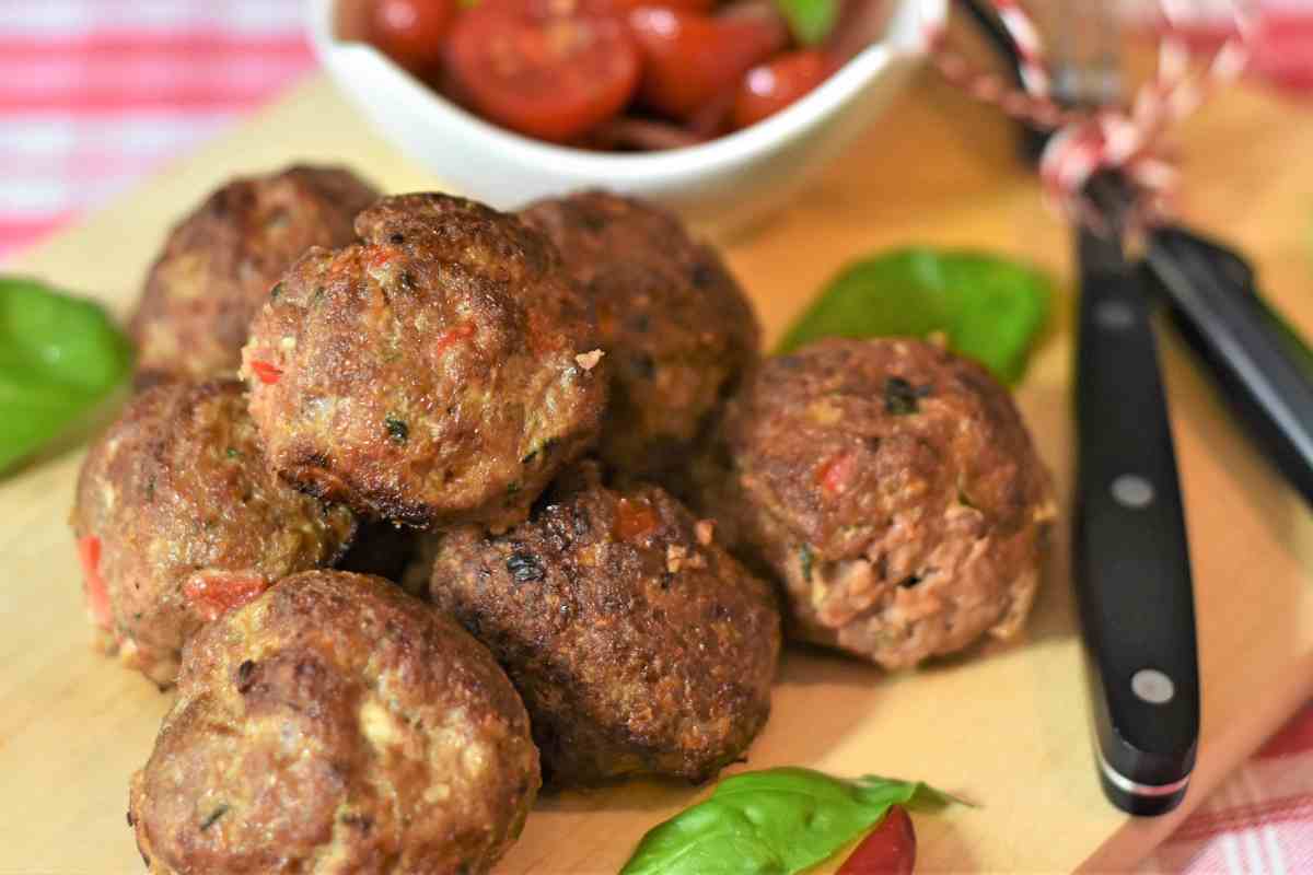 Polpette morbide su un piano di lavoro in cucina con altri ingredienti
