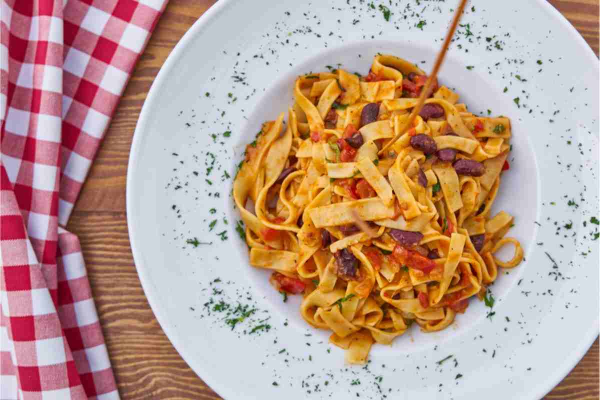 Dimentica gli spaghetti: ecco perché la Puttanesca va fatta con le fettuccine