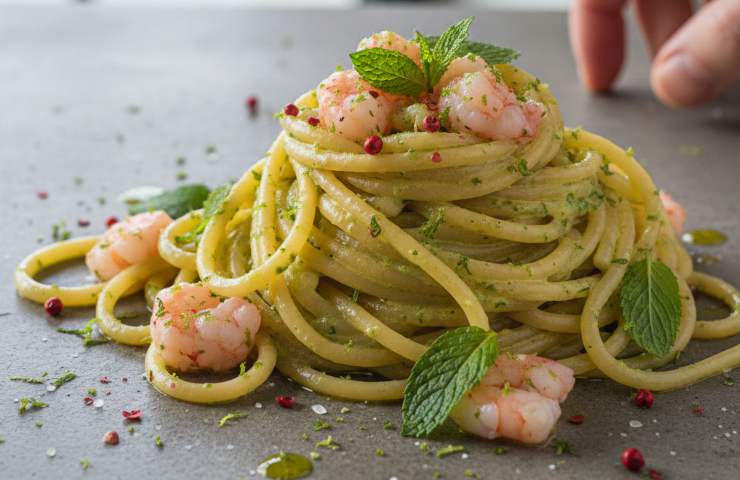 Spaghetti "Frozen" al Lime, Pepe Rosa e Tartare di Gamberi su un piano