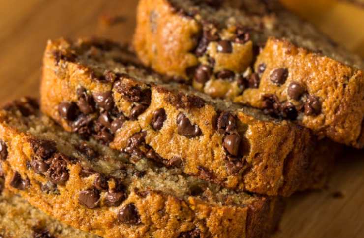 fette di banana bread con gocce di cioccolato