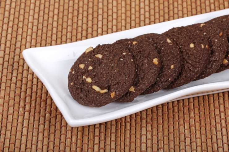biscotti al cacao con nocciole in vassoio