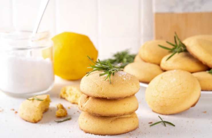 biscotti al limone su tavolo di legno