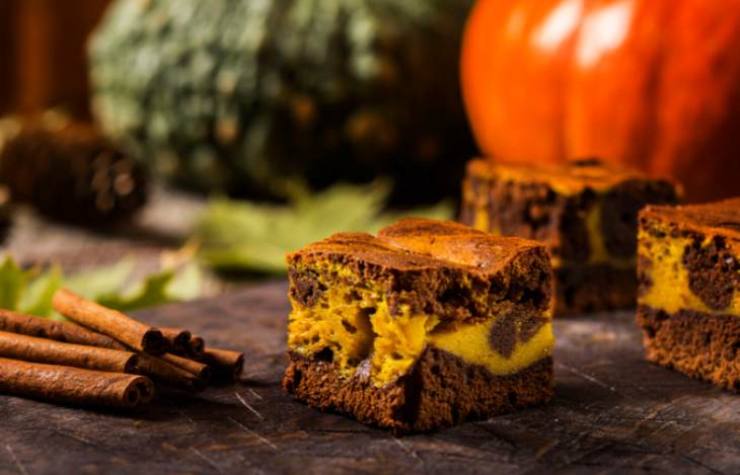 brownies di zucca e cioccolato su tavolo di legno