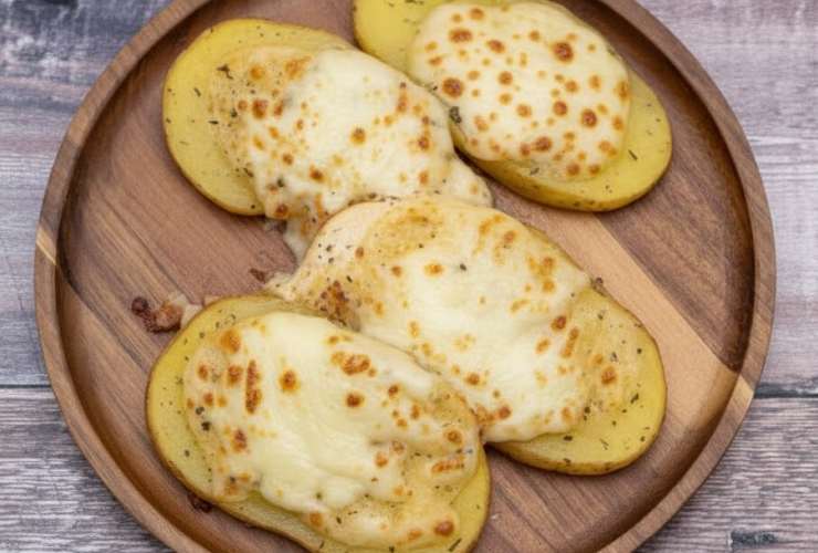 bruschette di patate su tagliere