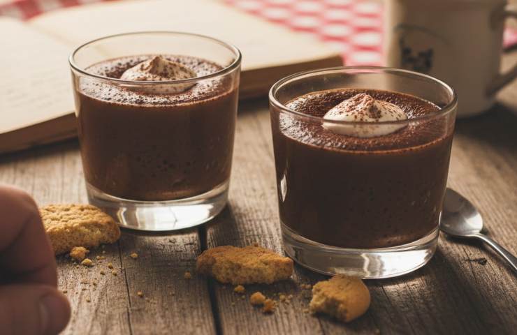 Due budini al cioccolato della nonna su tavolo di legno