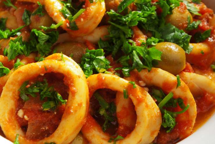 primo piano di calamari in umidi con aromi