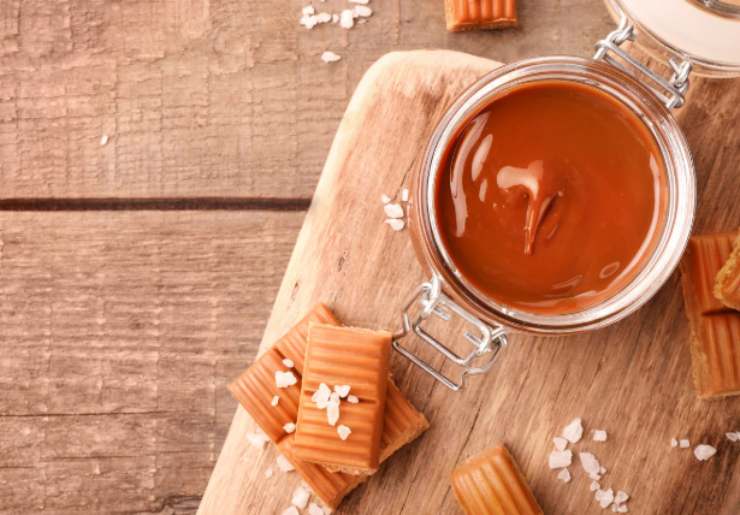 caramello salto in ciotola su tagliere