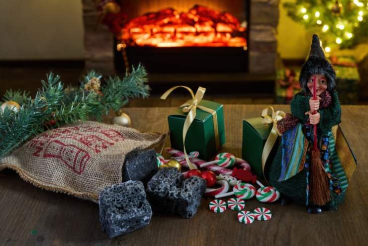 carbone dolce della befana insieme a dolciumi nella calza