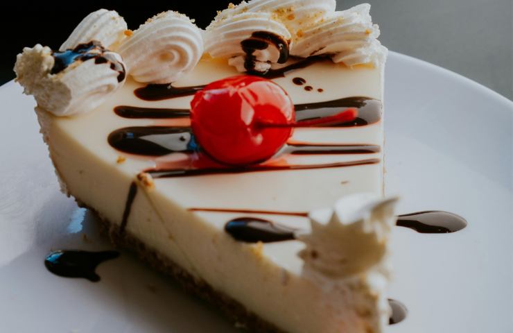 Una fetta di cheesecake fredda alle ciliegie