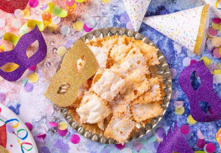 chiacchiere in vassoio dorato