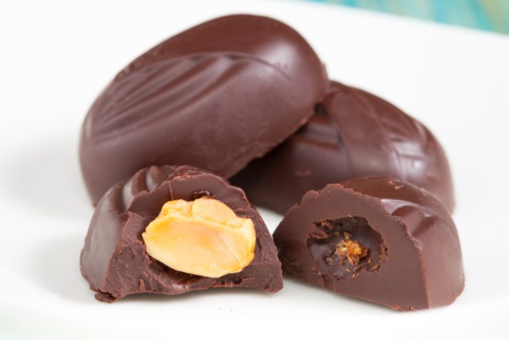 primo piano di cioccolatini con mandorle