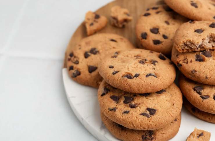 biscotti cookies americani in piatto bianco
