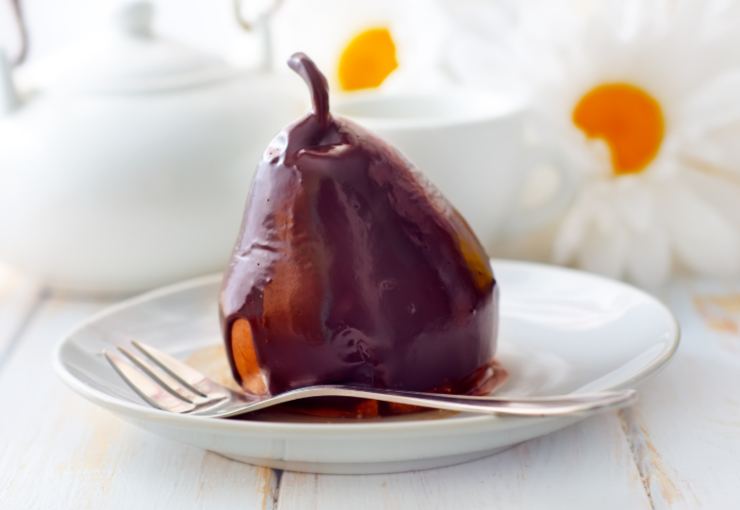 pera ricoperta di cioccolato in un piatto