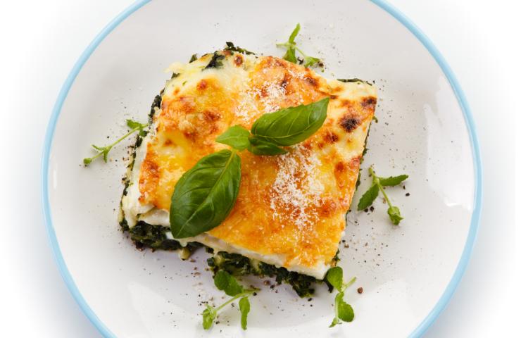 Una porzione di lasagna bianca spinaci e besciamella