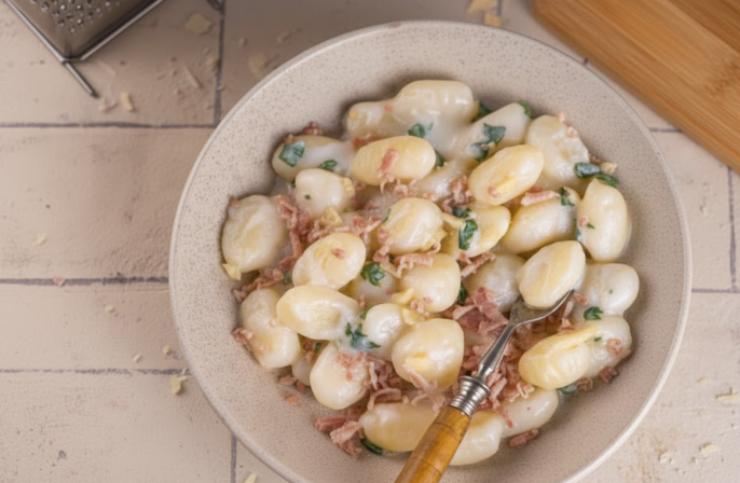 gnocchi con crema di mascarpone e pancetta