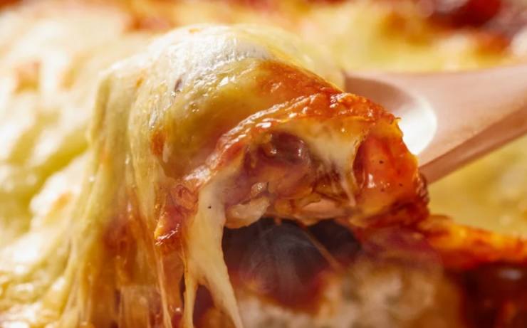 pezzo di lasagna di pane filante