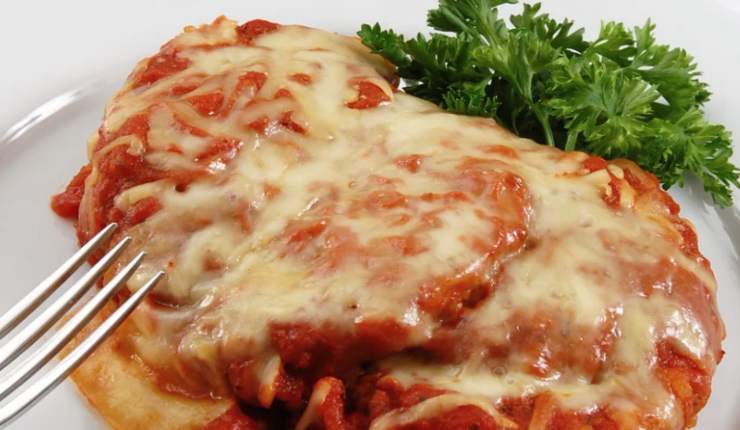 fetta di parmigiana di cipolle in un piatto