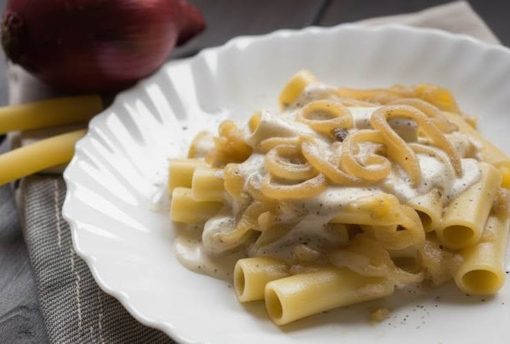 piatto di pasta con panna e cipolle dorate