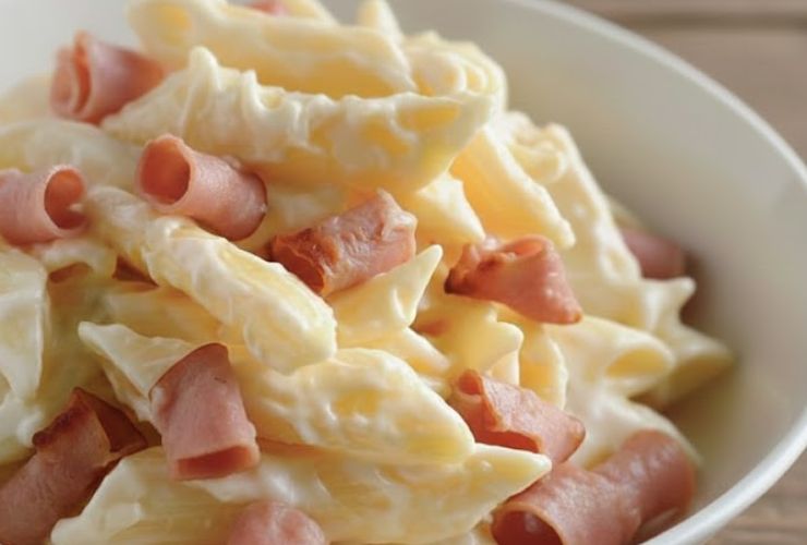 primo piano di penne con panna e mortadella