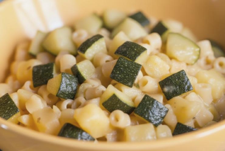 primo piano di pasta con patate e zucchine
