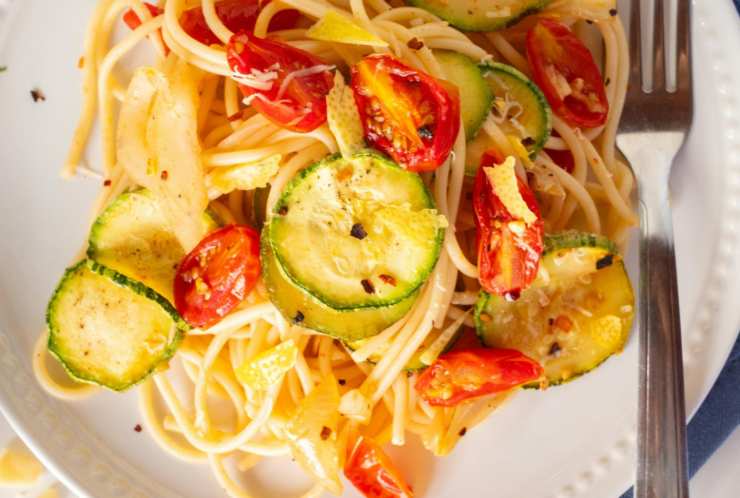 spaghetti conditi con zucchine e pomodoro