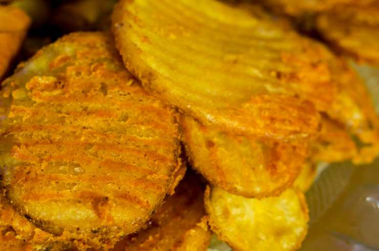 primo piano di patate fritte con panatura