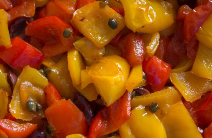 primo piano di peperoni fritti a pezzetti