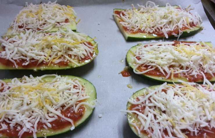 pizzette di zucchine con pomodoro e formaggio
