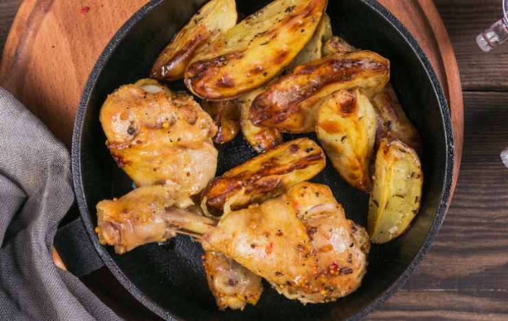 cosce di pollo dorate e aromatizzate in padella