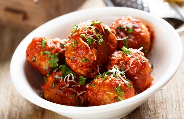 polpette al sugo con salsiccia e finocchietto in una ciotola