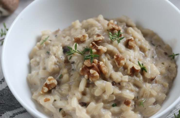 piatto di risotto cremoso con noci