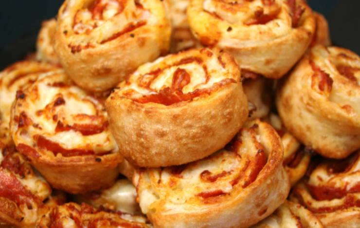 rotolini di pasta sfoglia con pomodoro e mozzarella