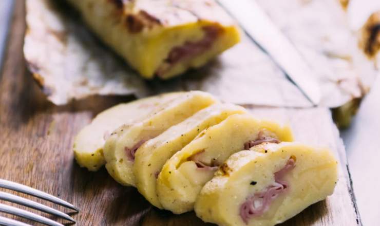 fette di rotolo di patate al forno