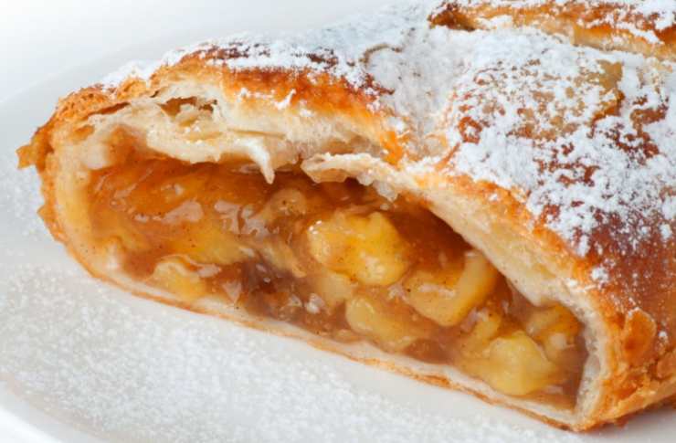 pezzo di strudel di mele con pasta sfoglia