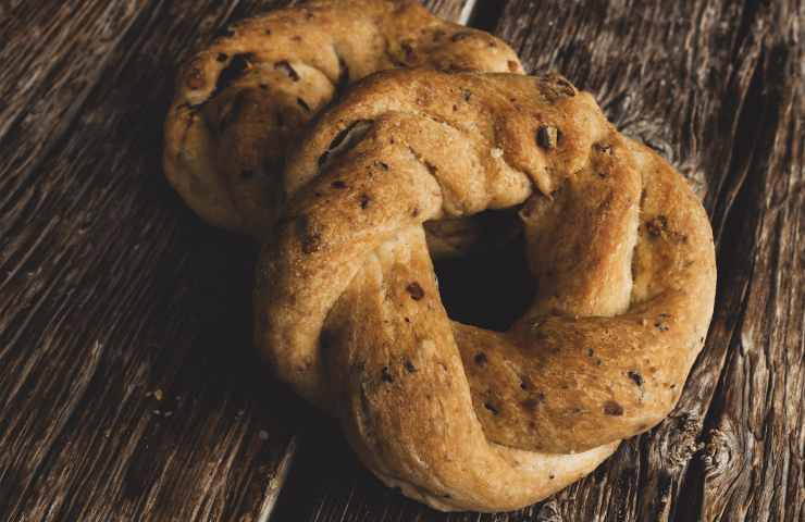 Due taralli alle mandorle su piano di legno