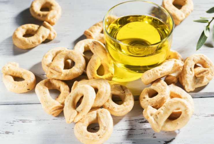 taralli rustici dorati con olio d'oliva